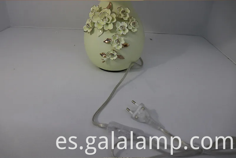 Elegante lámpara de mesa de cerámica de oro para dormitorio y sala de estar